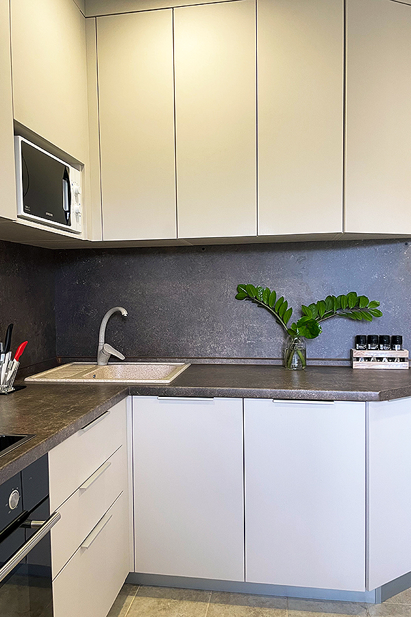 Угловая белая кухня