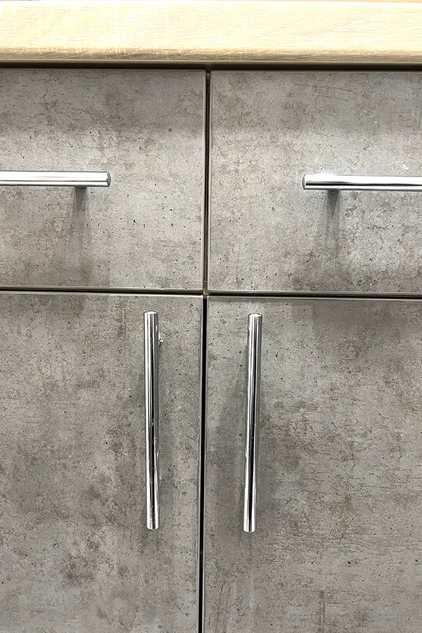 Угловая кухня с деревянными фасадами