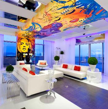 Яркий натяжной потолок в гостиной