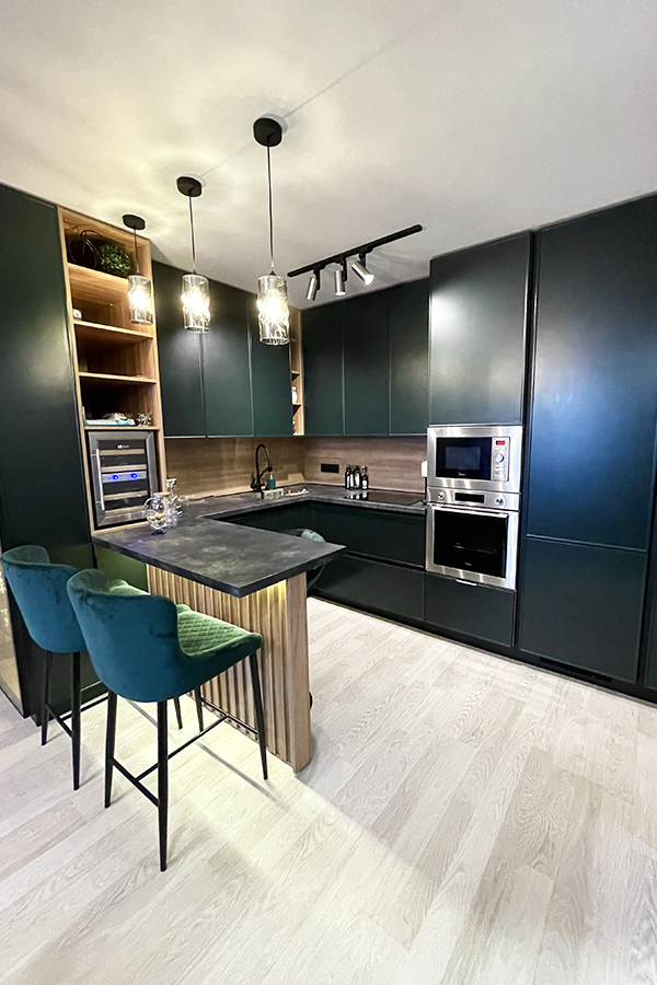 Угловая кухня с барной стойкой