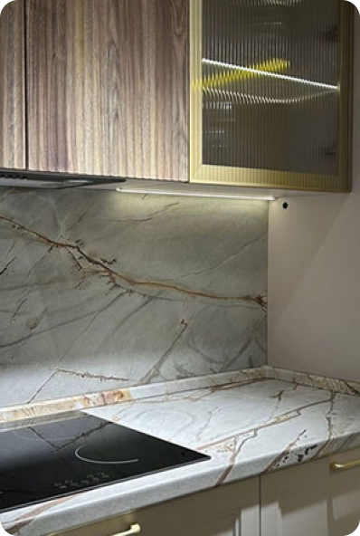 Кухня с фрезеровками  и стеклянными шкафами