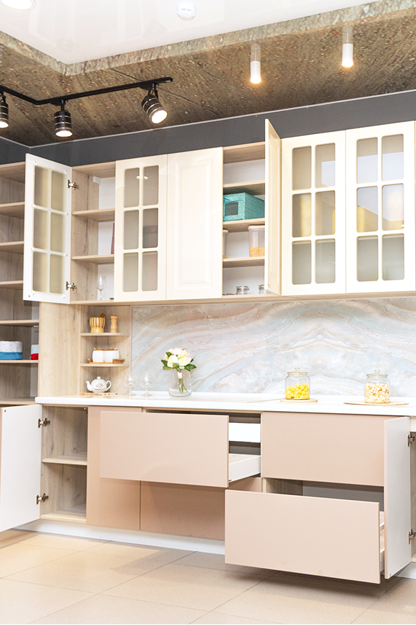 Кухня с бело-розовыми фасадами