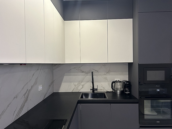 Темная матовая кухня