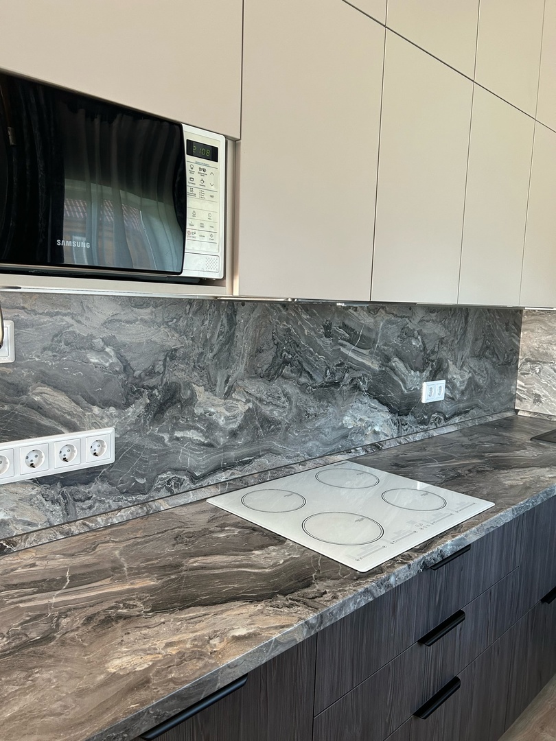 Кухня со светлыми фасадами