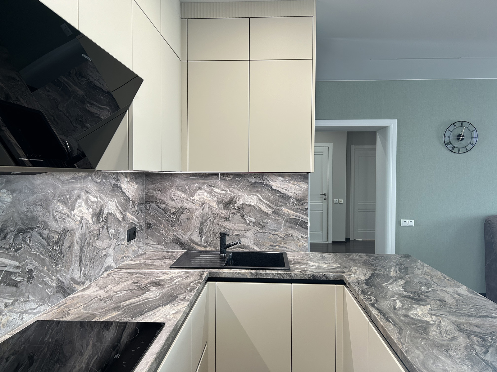 Кухня с островом и встроенной техникой