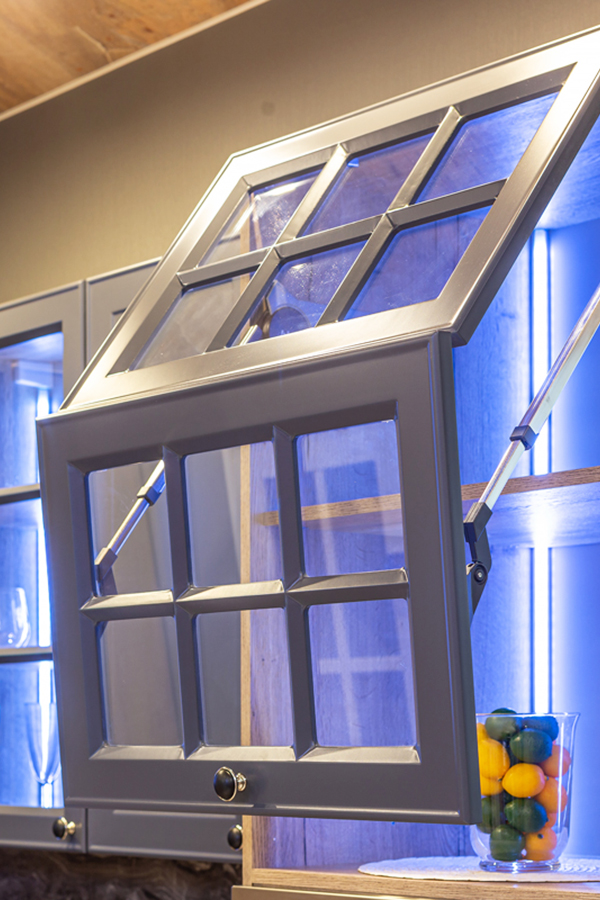 Угловая кухня с подсветкой