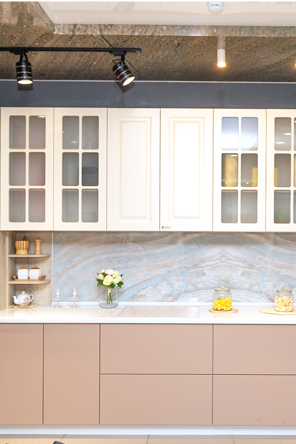 Кухня с бело-розовыми фасадами