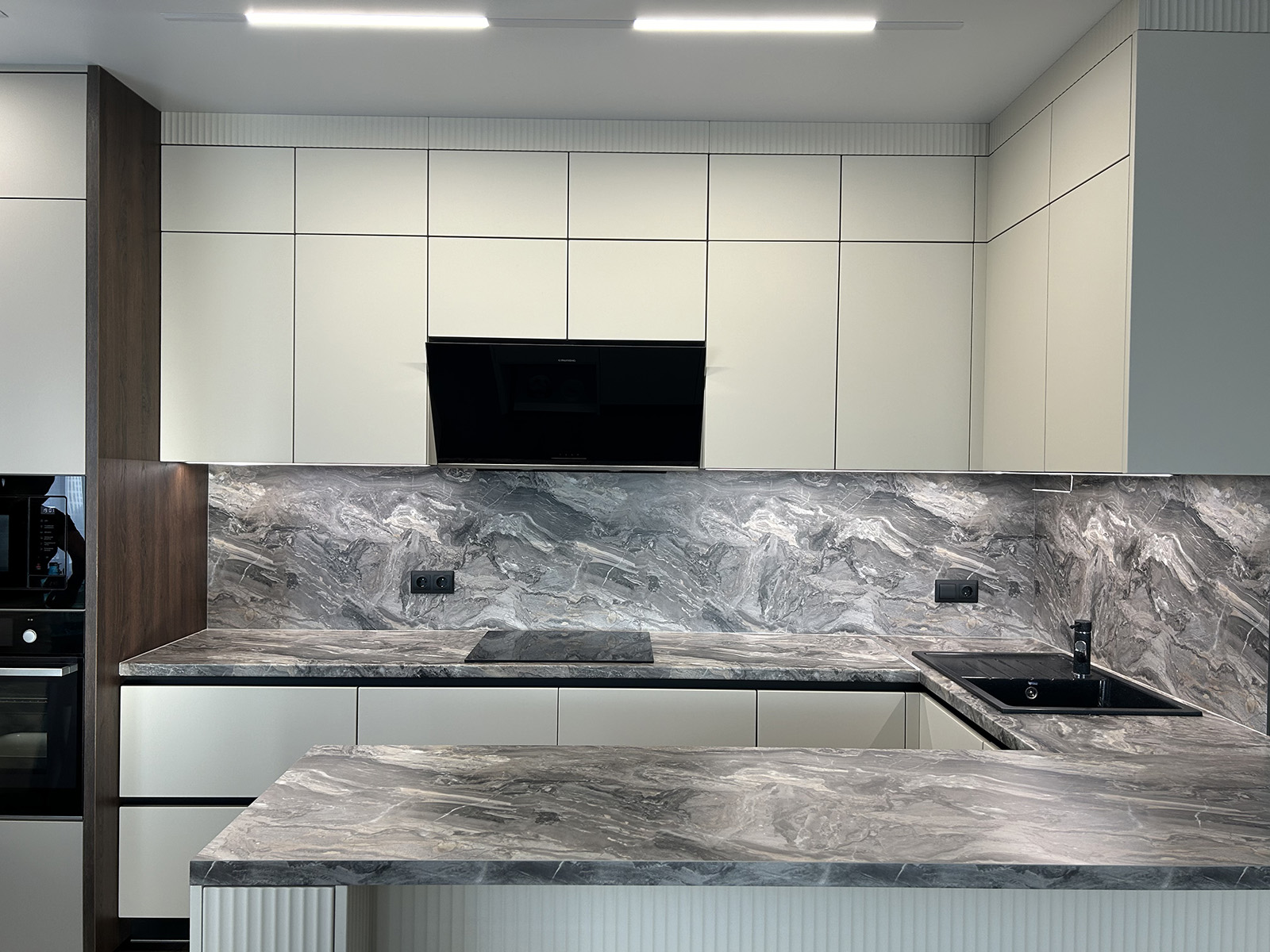 Кухня с островом и встроенной техникой