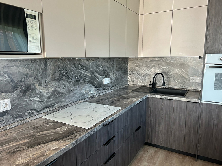 Серая мраморная кухня