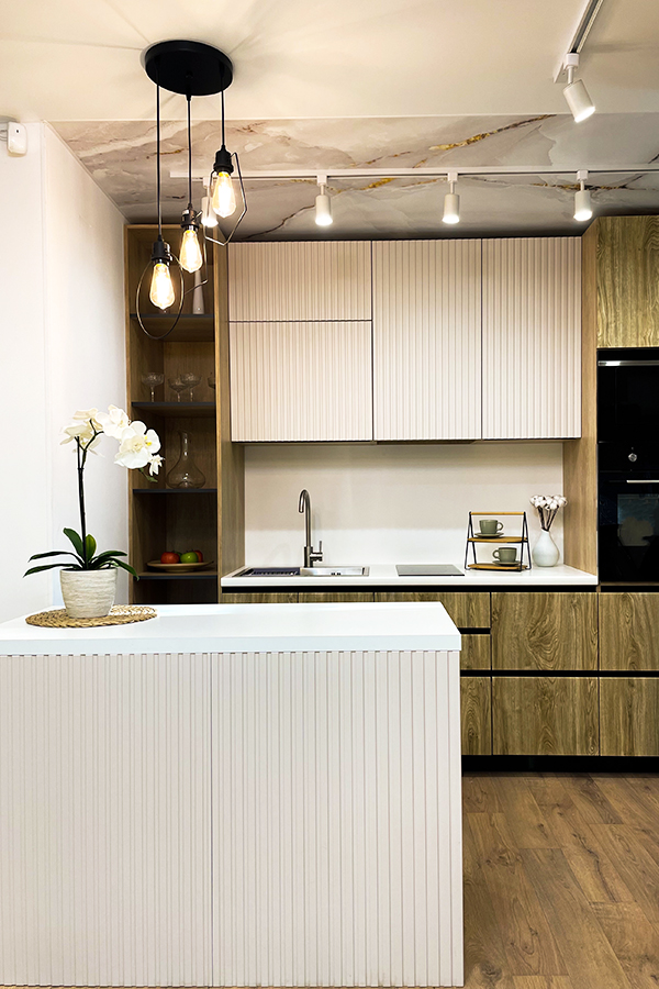 Кухня с белым островом