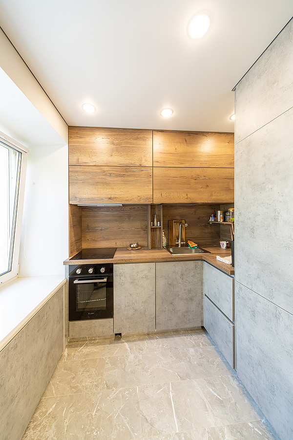 Кухня серая с деревом