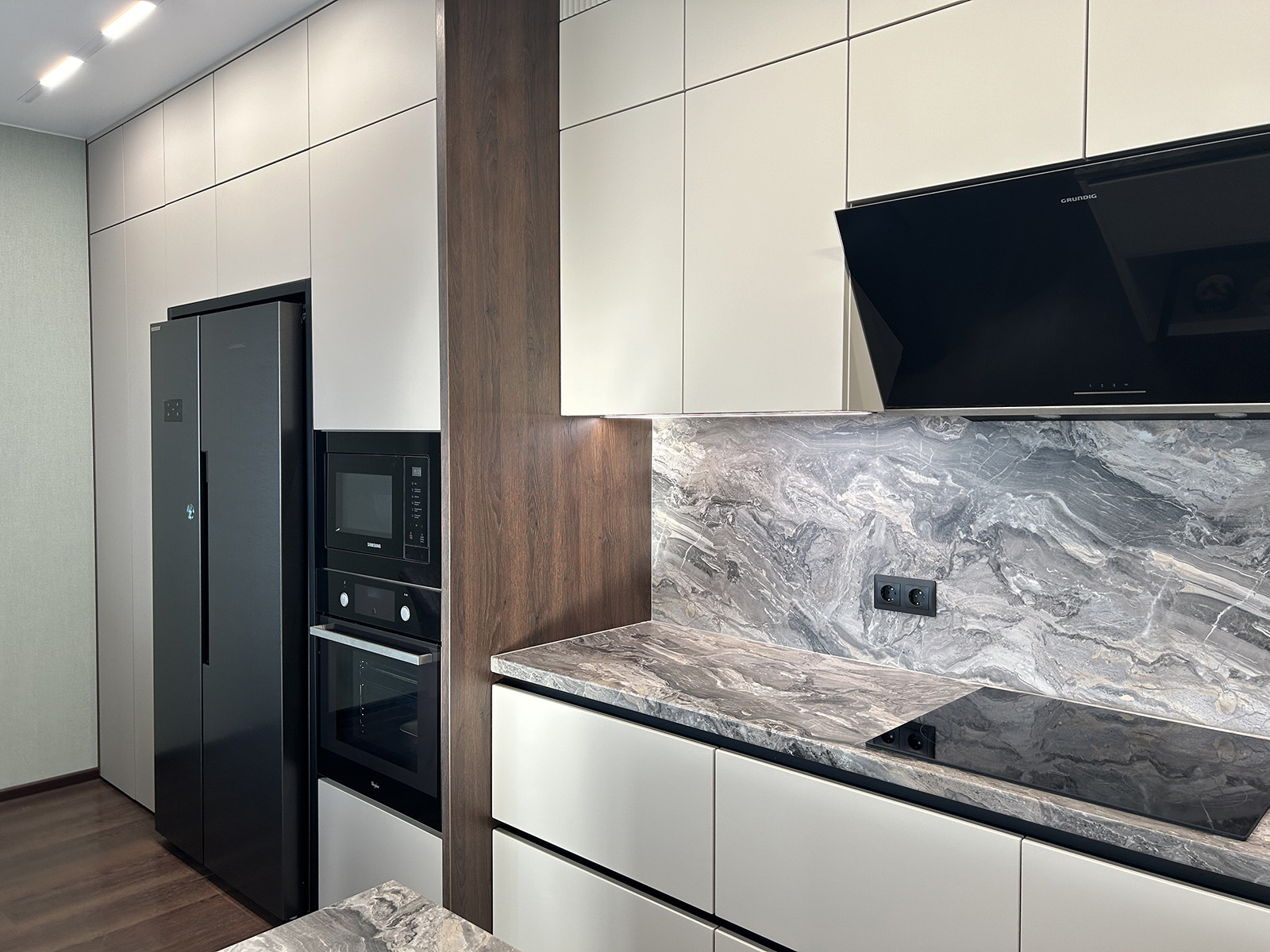 Кухня с островом и встроенной техникой