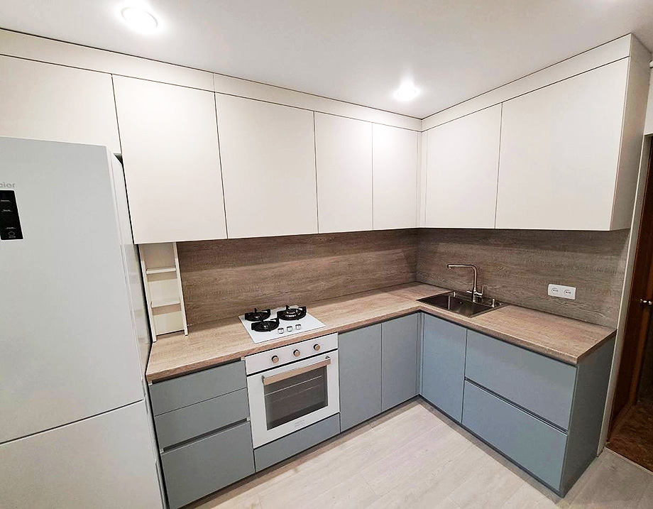 Светлая угловая кухня