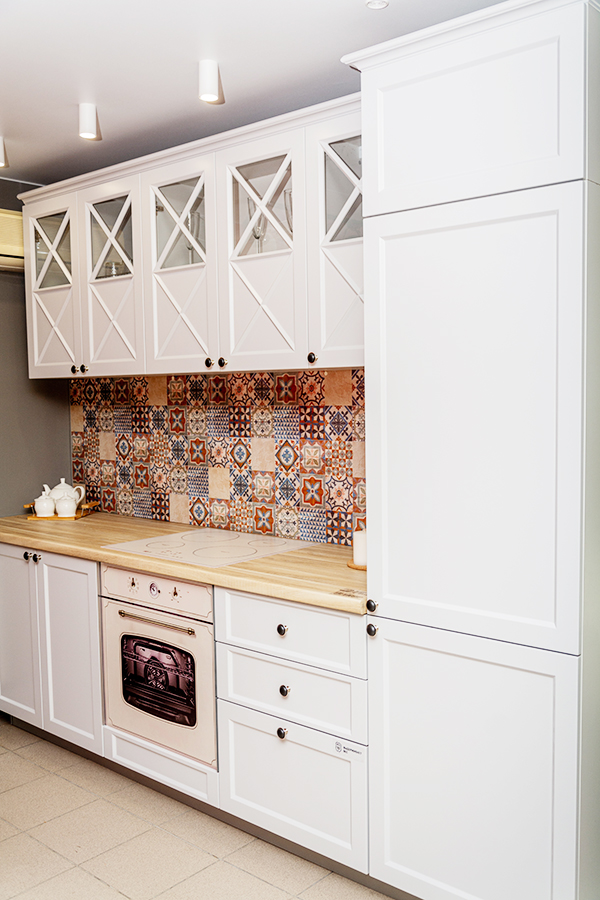 Кухня с белыми фасадами