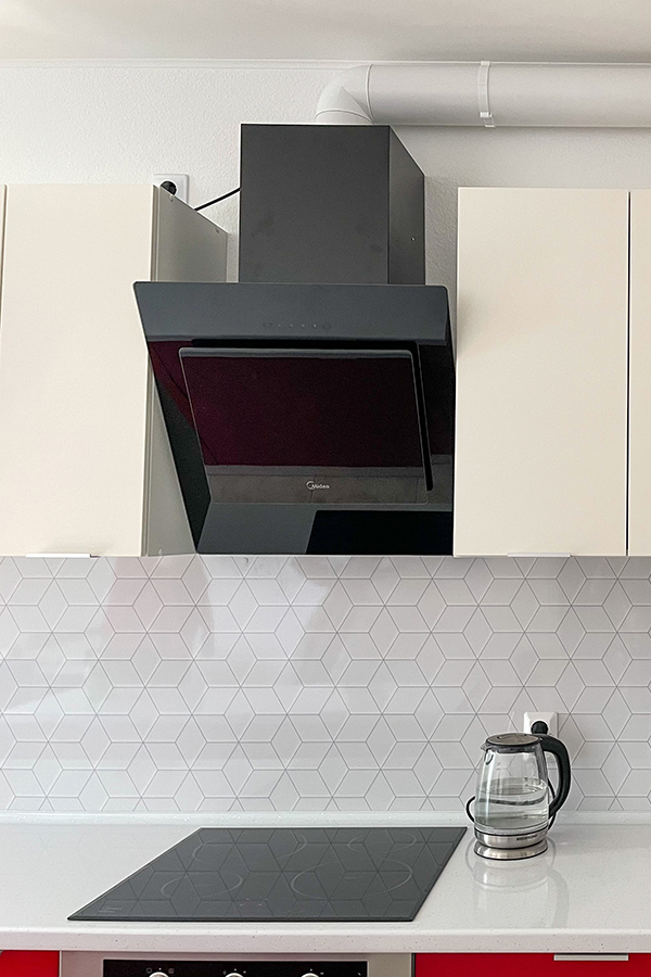 Яркая кухня с островом