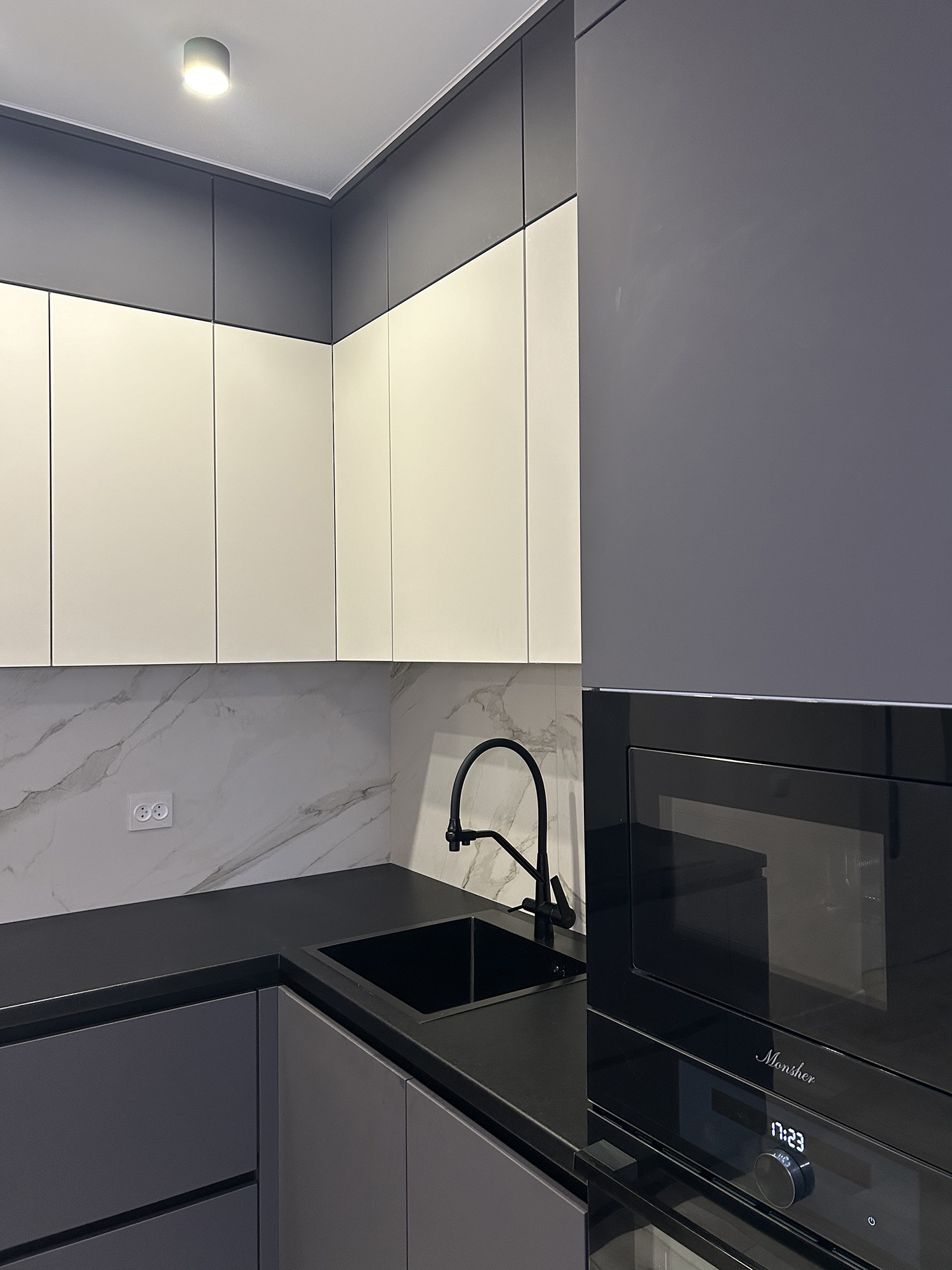 Темная матовая кухня