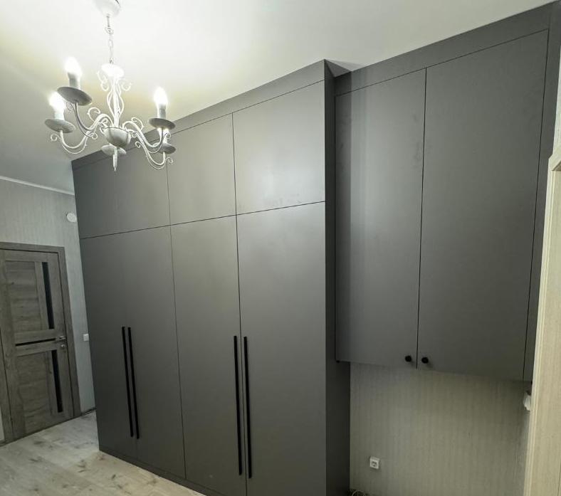 Серый шкаф в прихожую Юлия