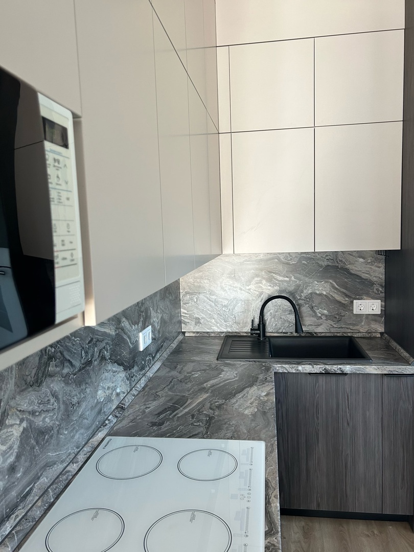 Кухня со светлыми фасадами