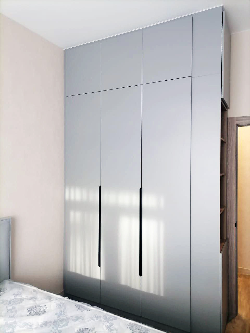 Серый шкаф в спальню