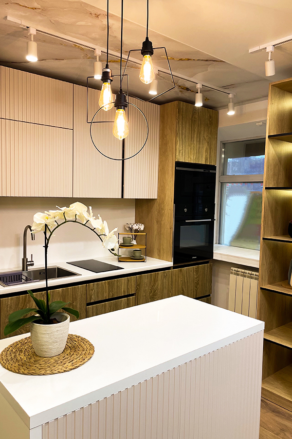 Кухня с белым островом