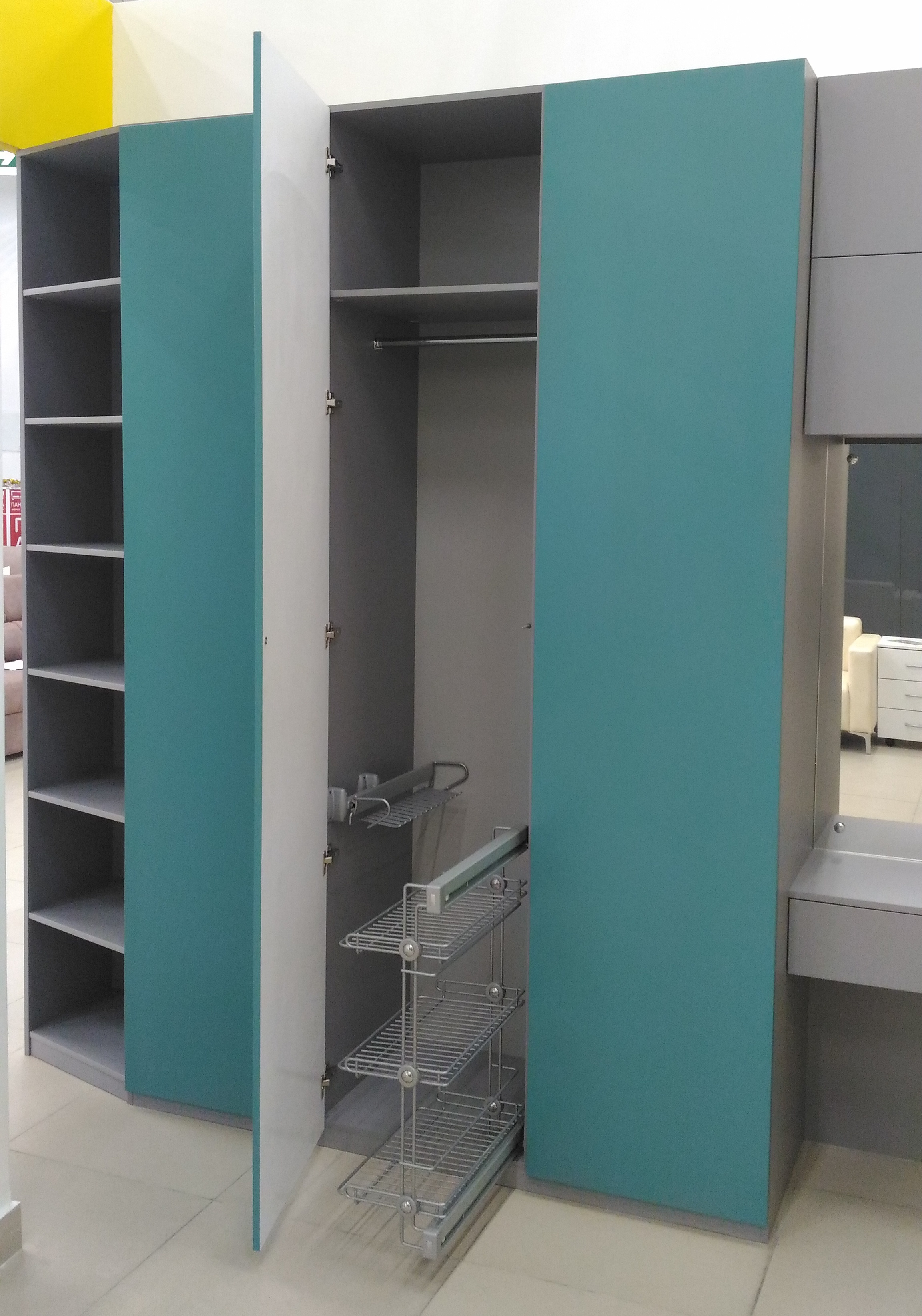 Шкаф в спальню с зелеными фасадами