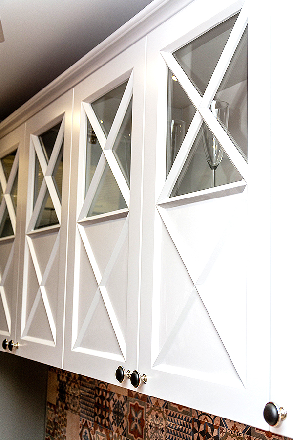 Кухня с белыми фасадами