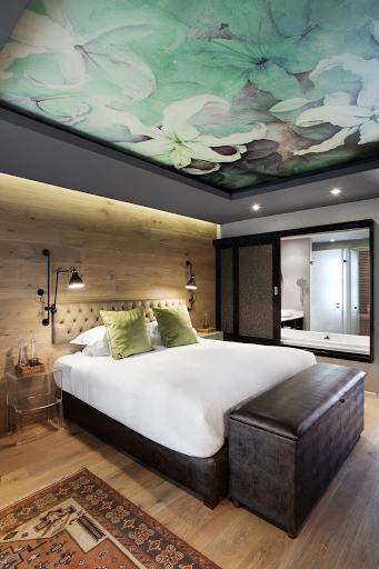 Многоуровневый потолок с фотопечатью цветов