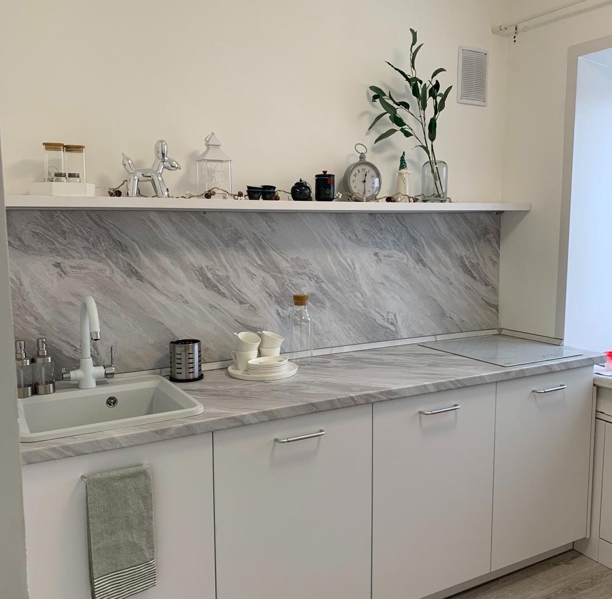 Небольшая кухня с мрамором