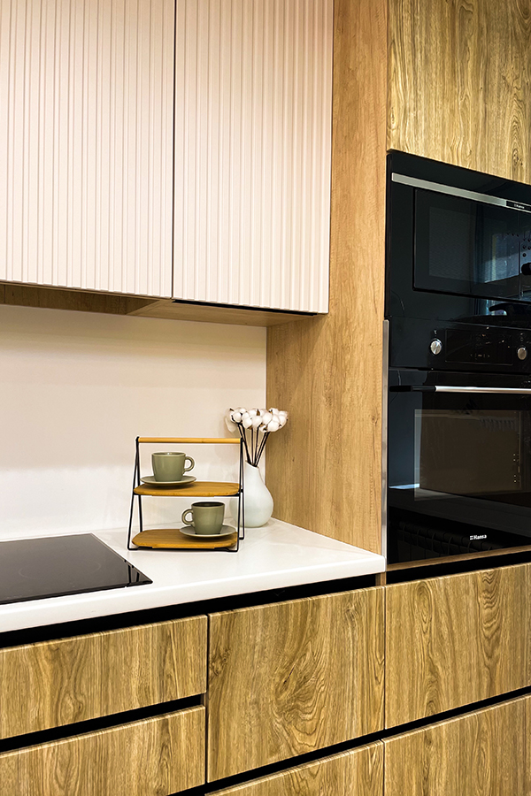 Кухня с белым островом