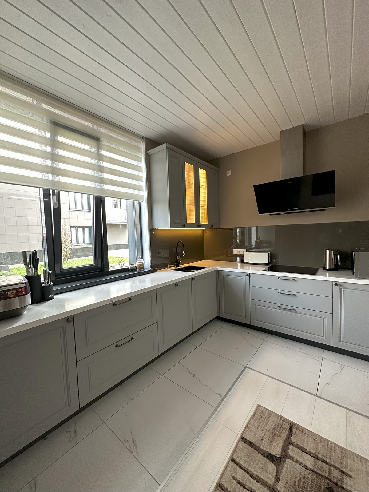 Кухня с рабочей зоной у окна