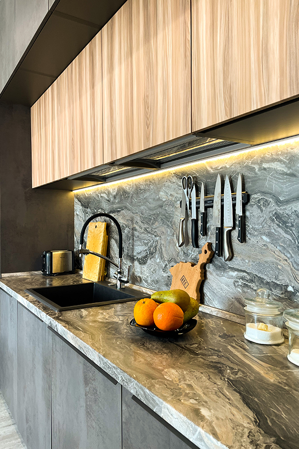 Серая угловая кухня