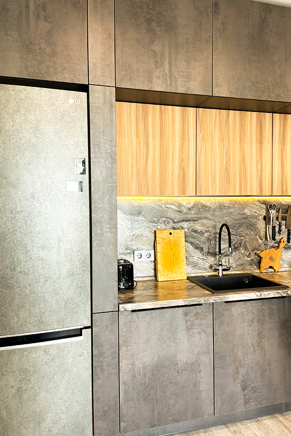 Серая угловая кухня