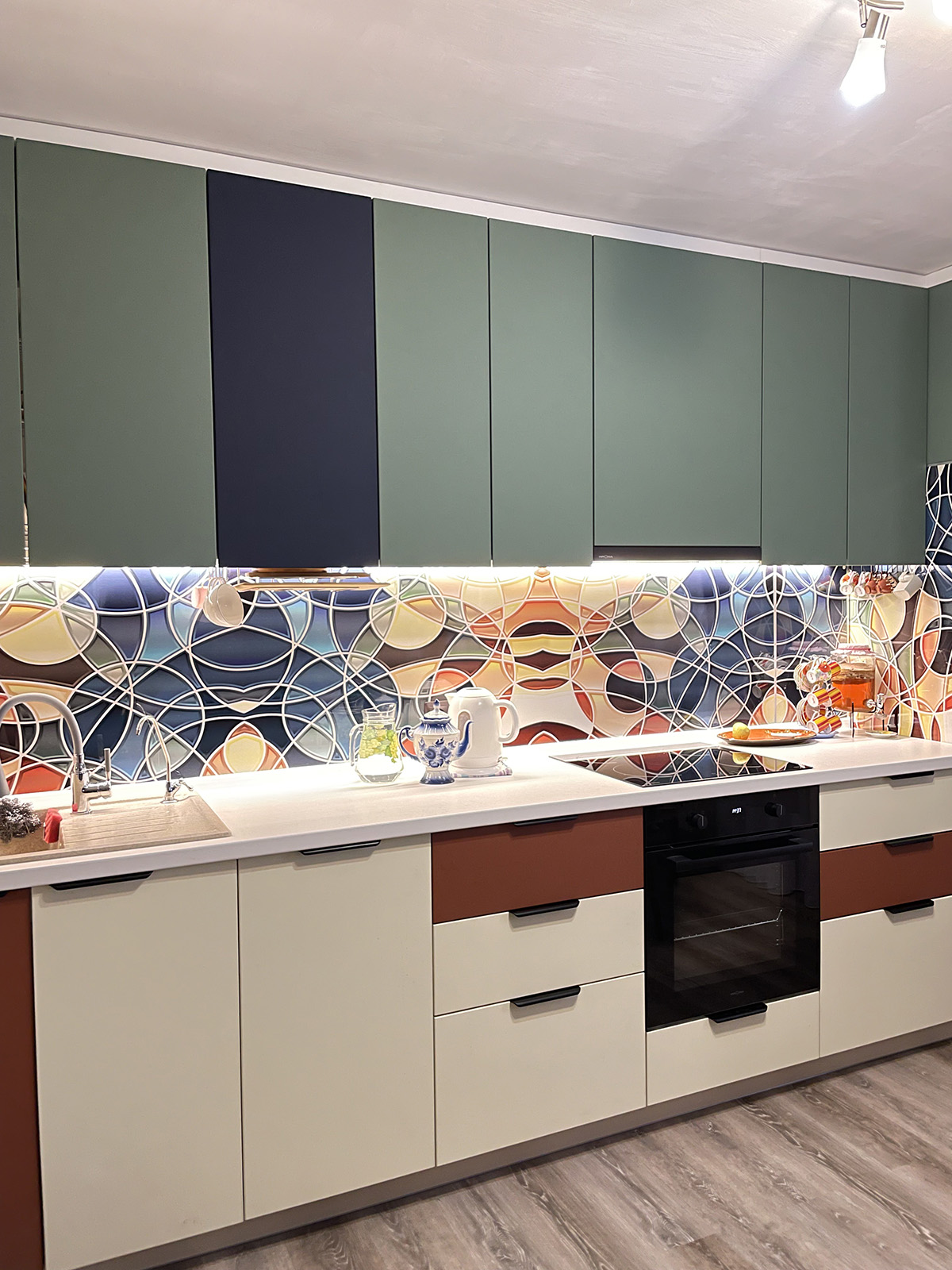 Прямая кухня с ярким фартуком