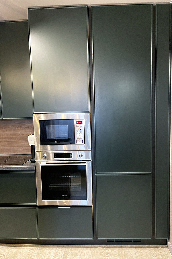 Угловая кухня с барной стойкой