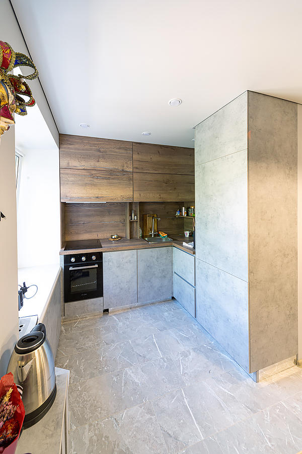 Кухня серая с деревом