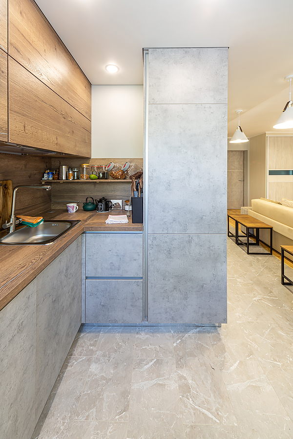 Кухня серая с деревом