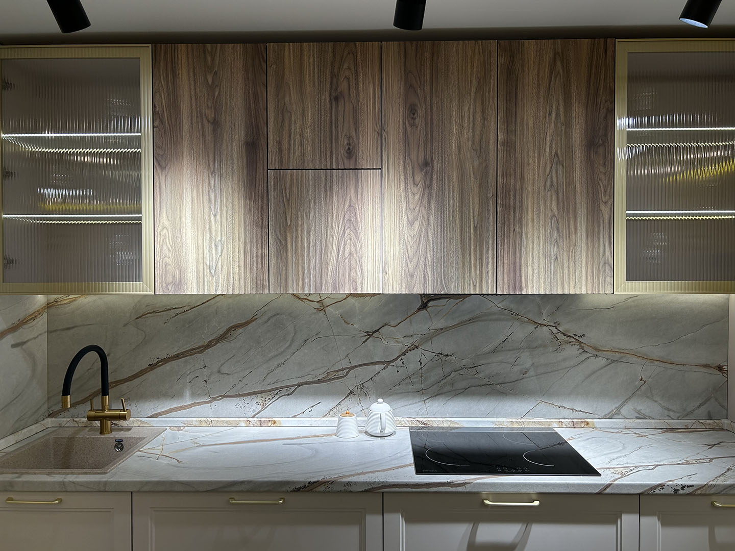 Кухня с фрезеровками и стеклянными шкафами