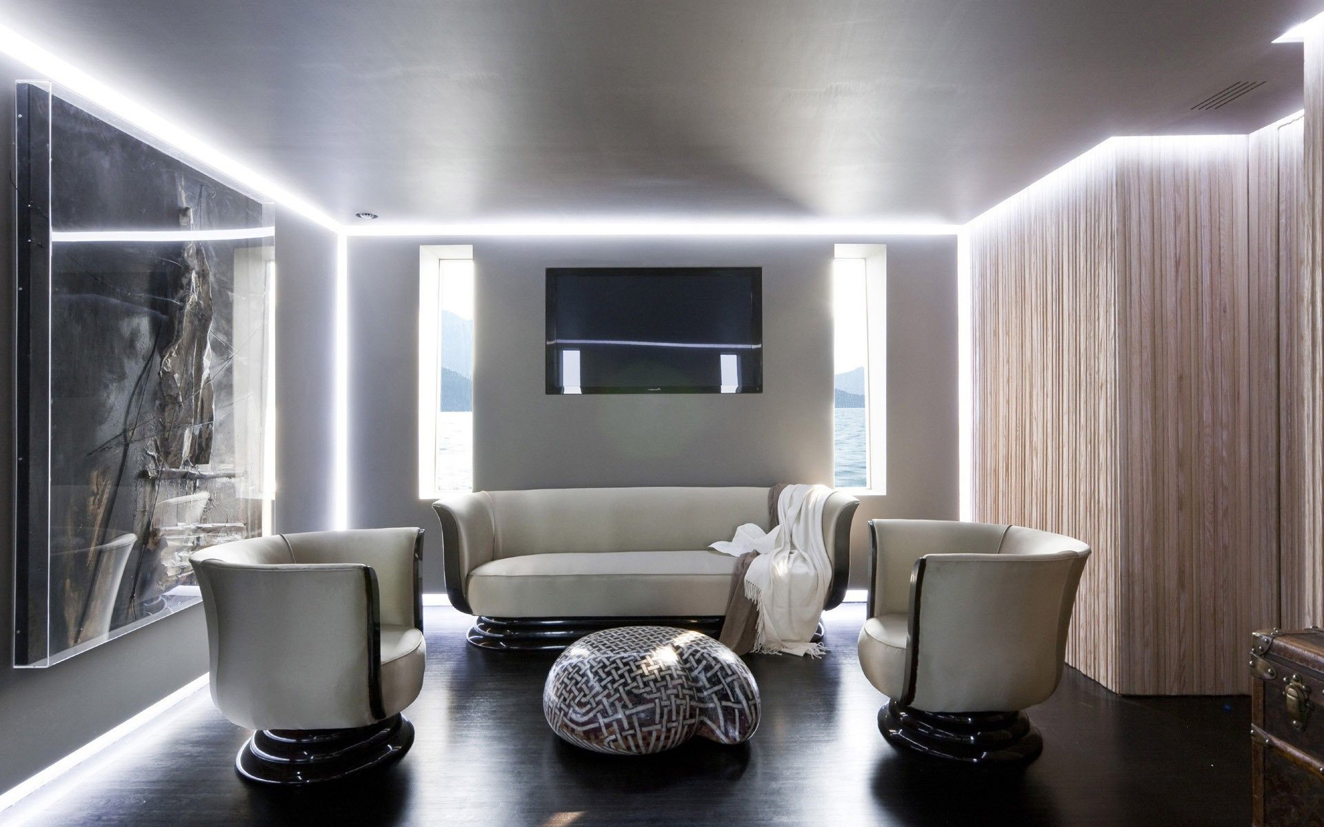 Сатиновый потолок с подсветкой для гостиной