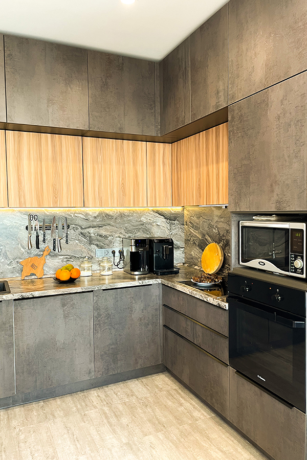 Серая угловая кухня