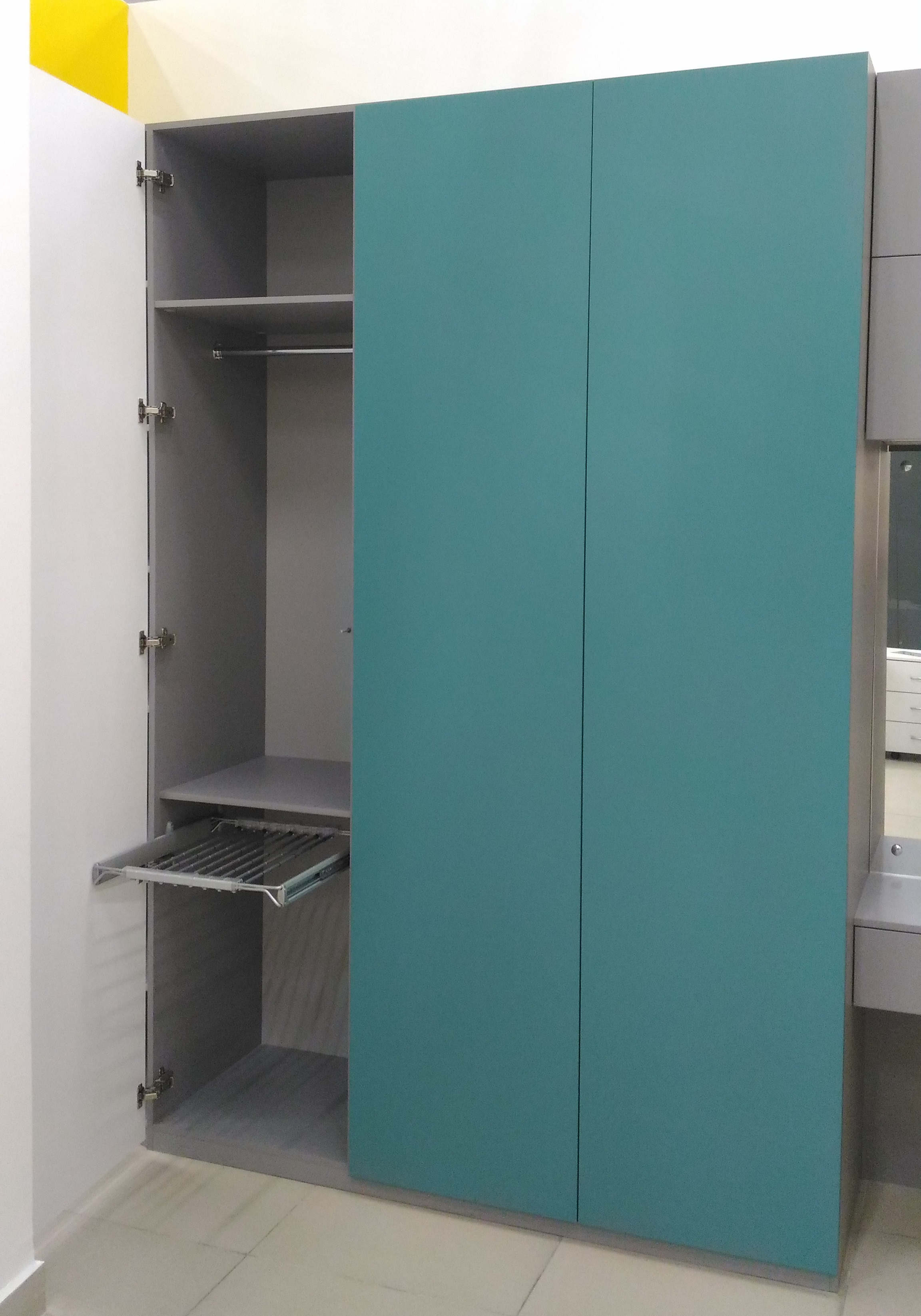 Шкаф в спальню с зелеными фасадами