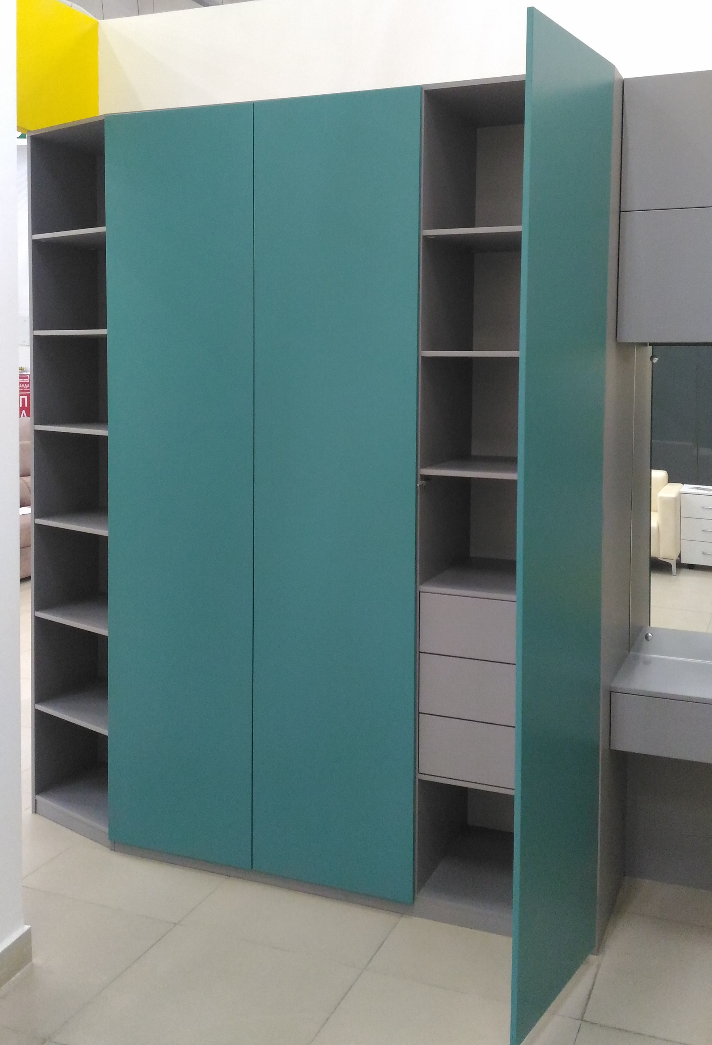 Шкаф в спальню с зелеными фасадами