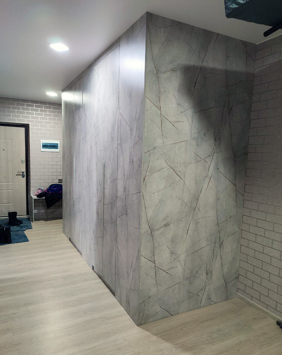 Серый шкаф в прихожую