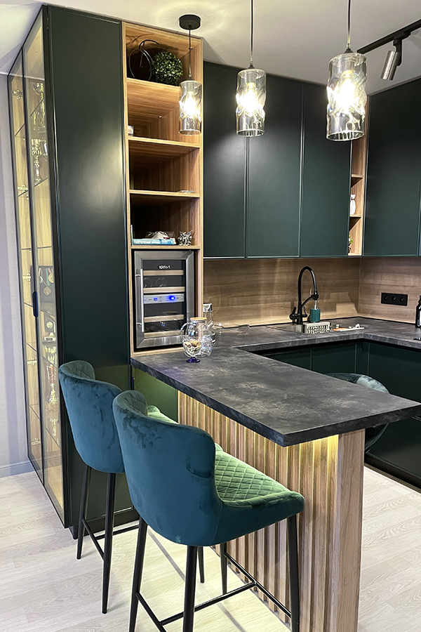 Темная кухня с барной стойкой