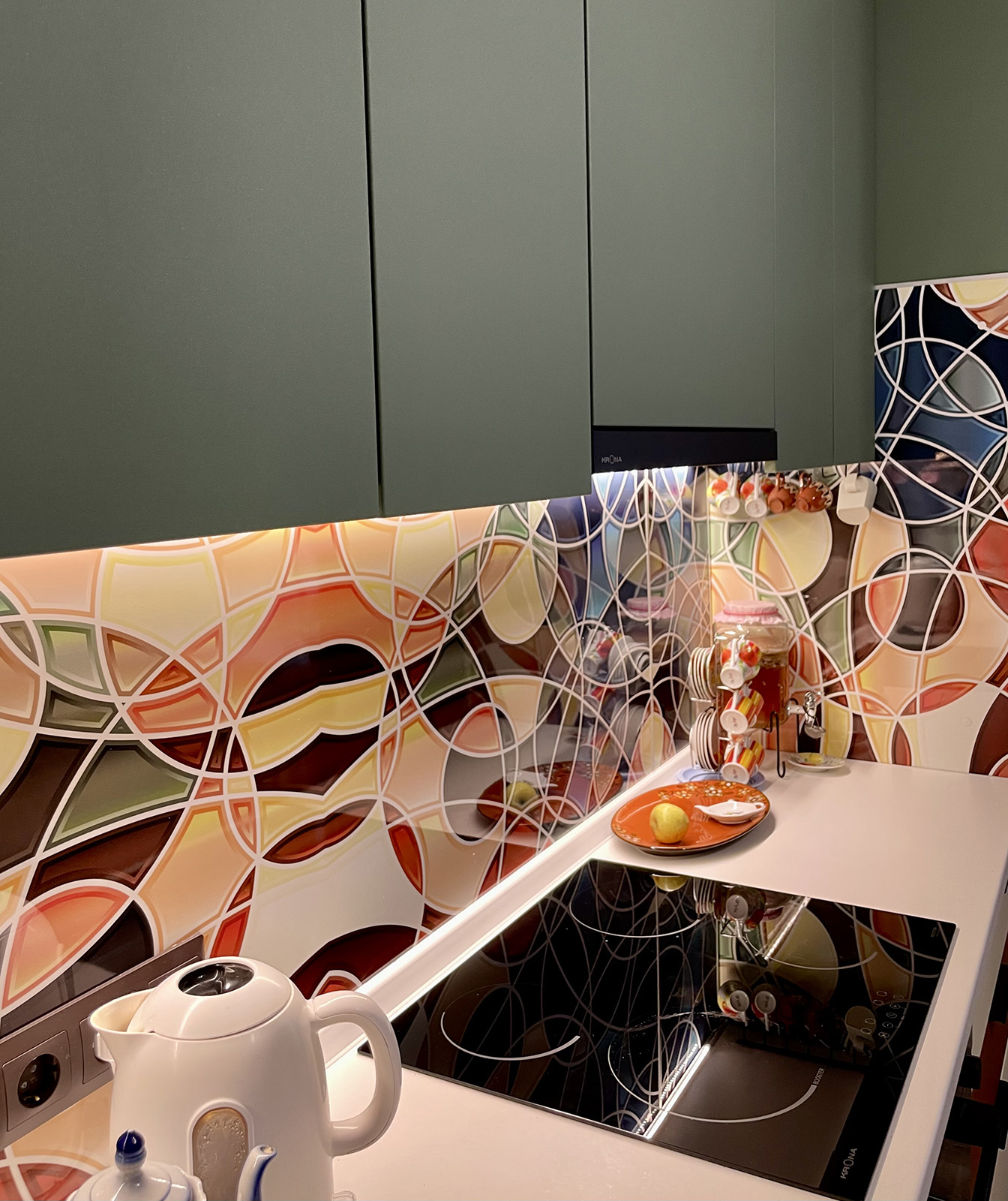 Прямая кухня с ярким фартуком