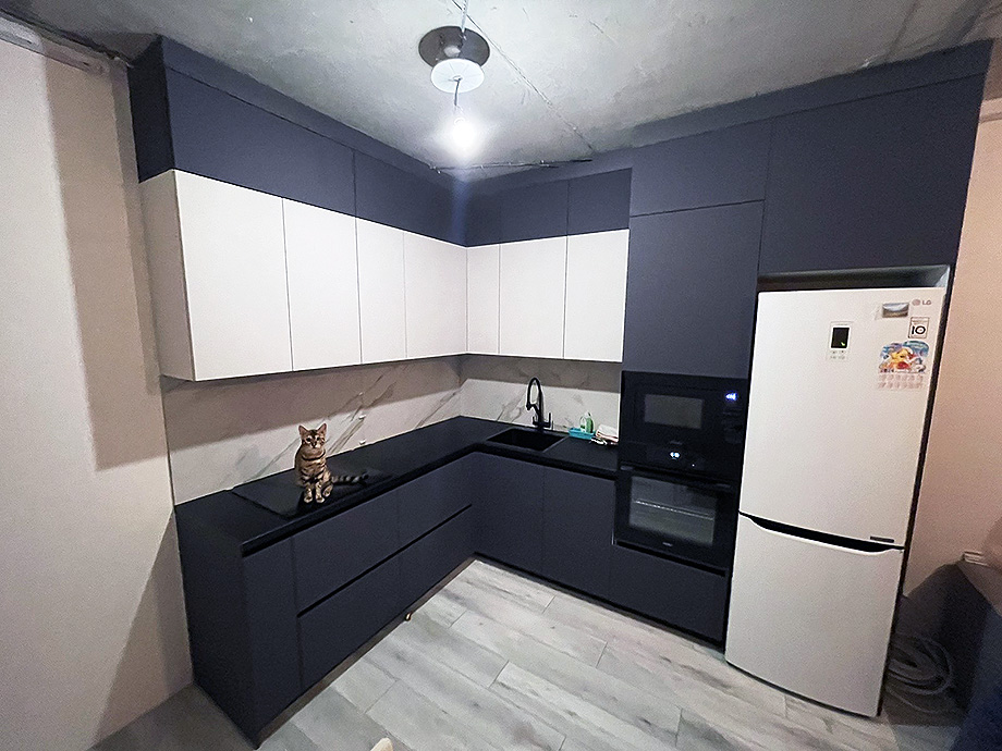 Угловая серо-белая кухня