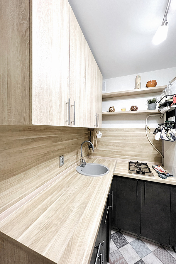 Угловая кухня с деревянными фасадами