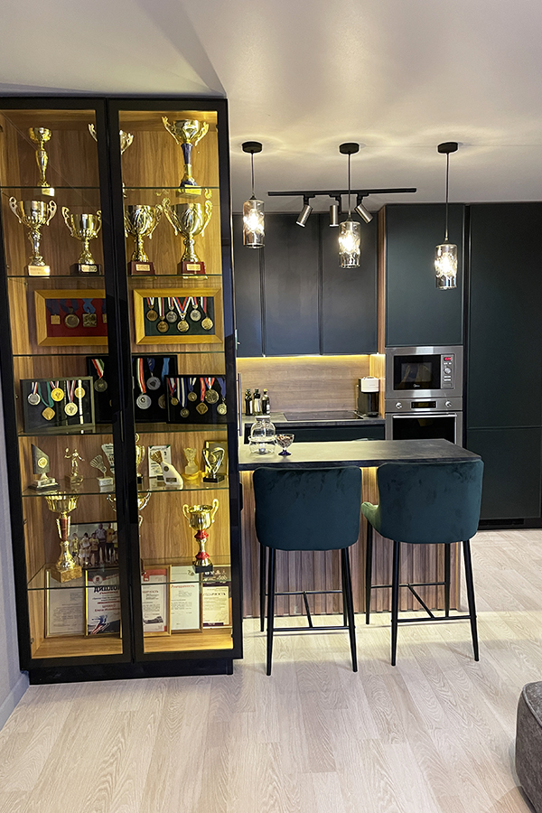 Угловая кухня с барной стойкой