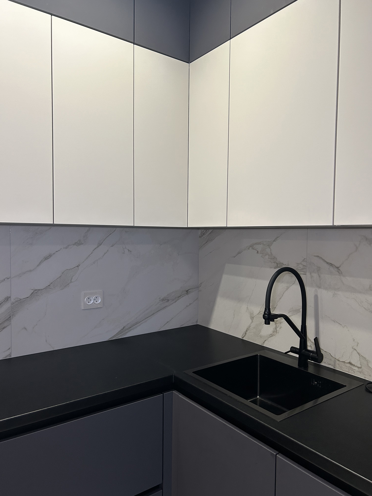 Темная матовая кухня