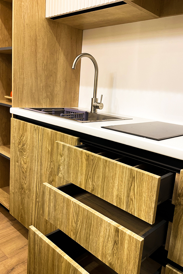 Кухня с белым островом