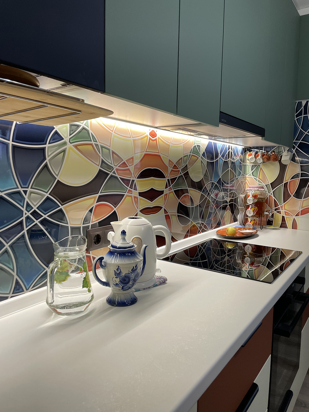 Прямая кухня с ярким фартуком